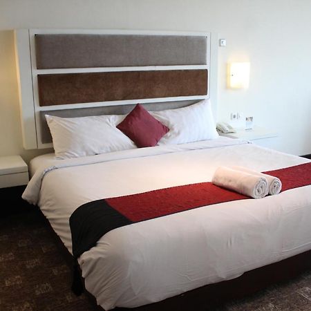President Executive Club Hotell Cikarang Eksteriør bilde