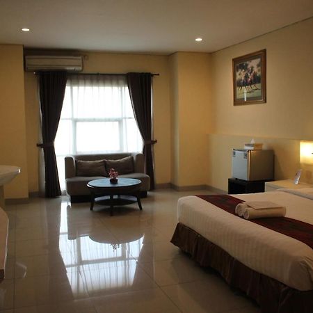 President Executive Club Hotell Cikarang Eksteriør bilde