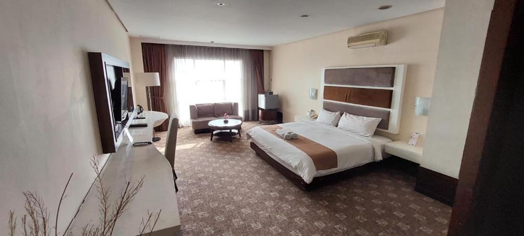 President Executive Club Hotell Cikarang Eksteriør bilde