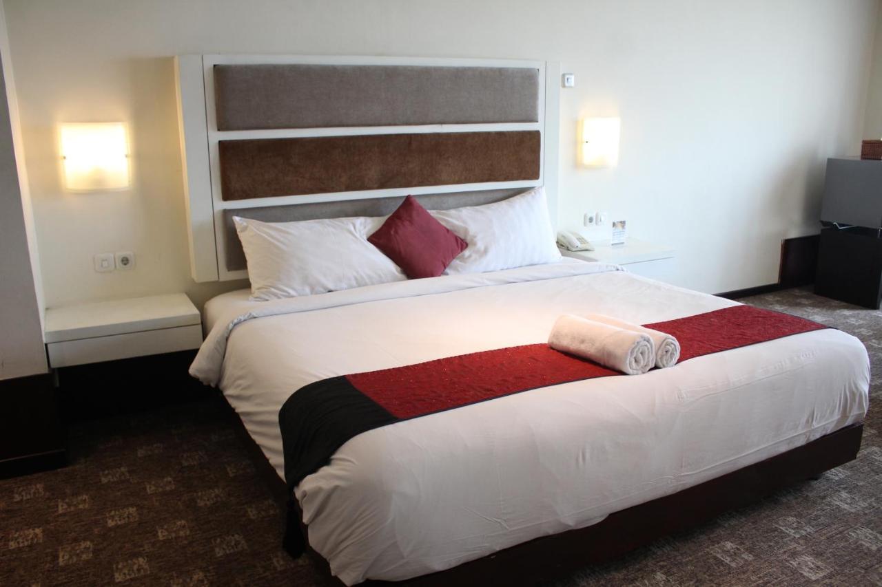 President Executive Club Hotell Cikarang Eksteriør bilde