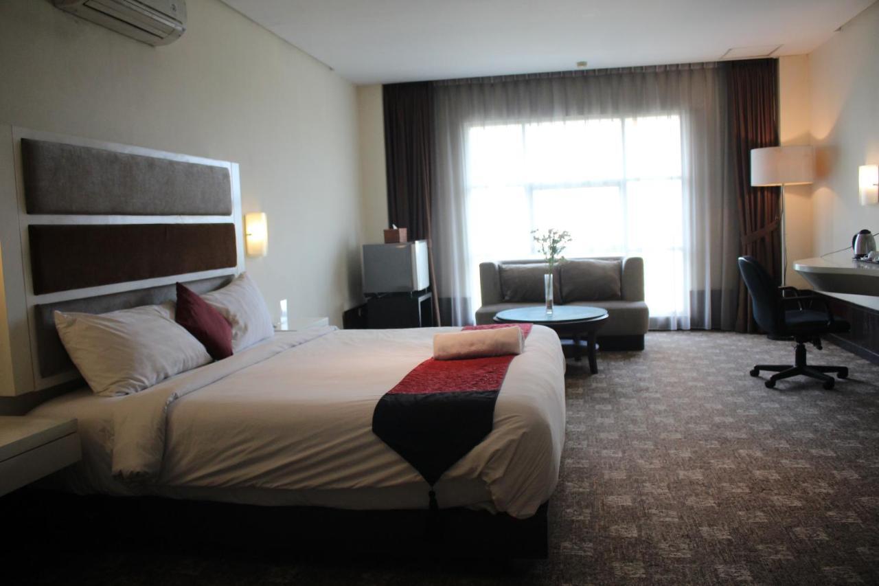 President Executive Club Hotell Cikarang Eksteriør bilde