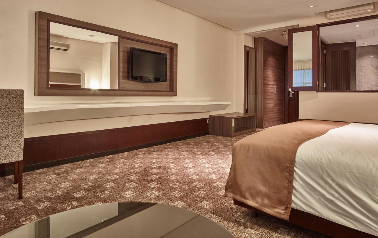 President Executive Club Hotell Cikarang Eksteriør bilde