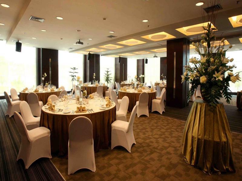 President Executive Club Hotell Cikarang Eksteriør bilde