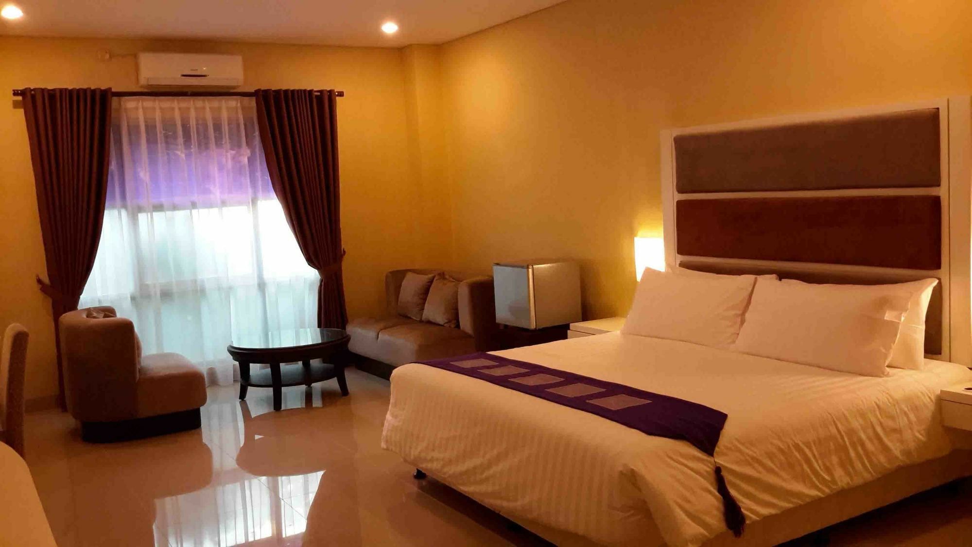 President Executive Club Hotell Cikarang Eksteriør bilde