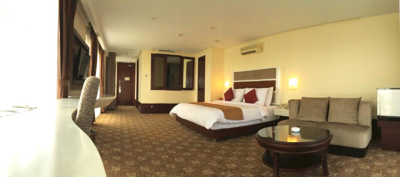President Executive Club Hotell Cikarang Eksteriør bilde